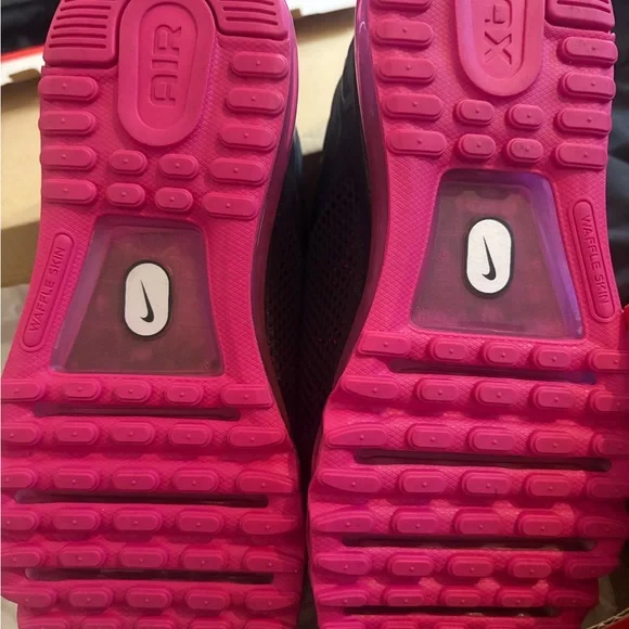 Nike Youth Black and Pink Airmax - Picture 2 of 6